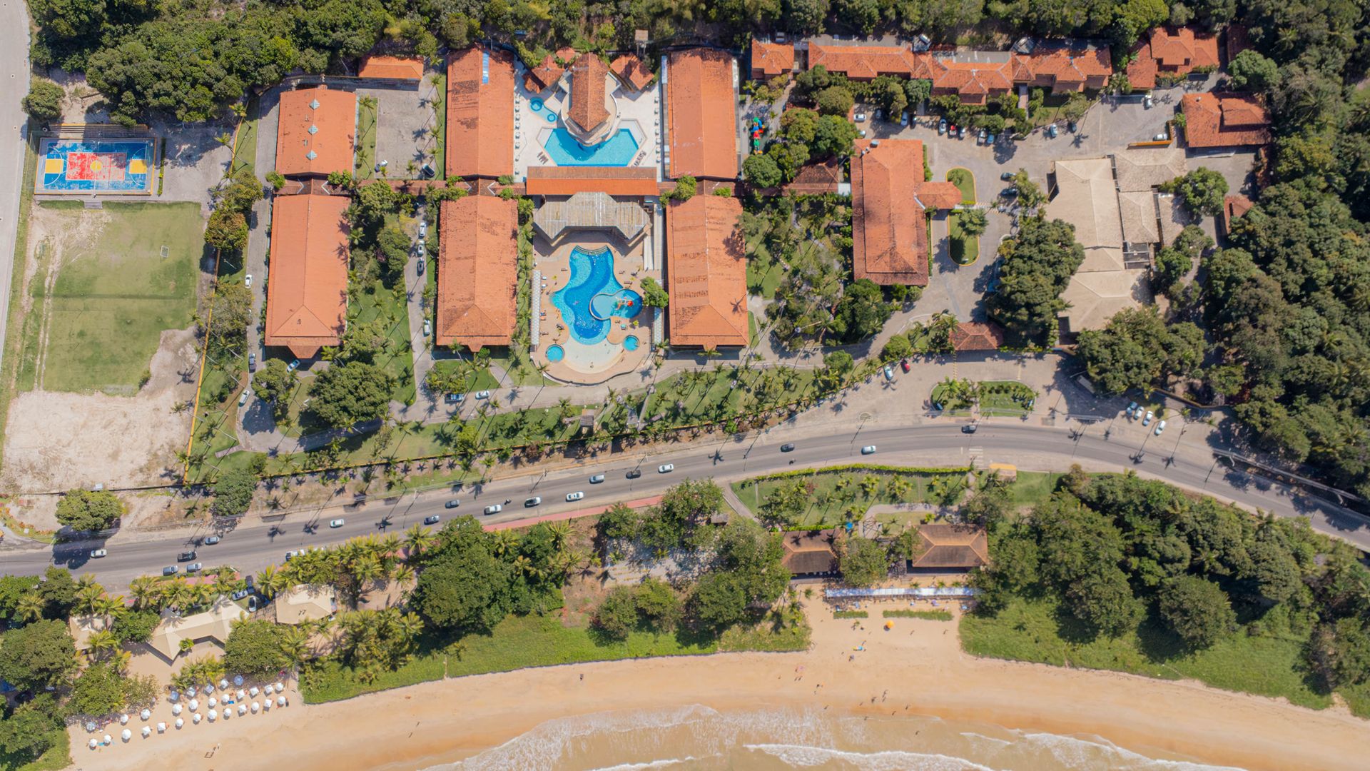 Vista aérea panorâmica do Porto Seguro Praia Resort com piscinas e praia