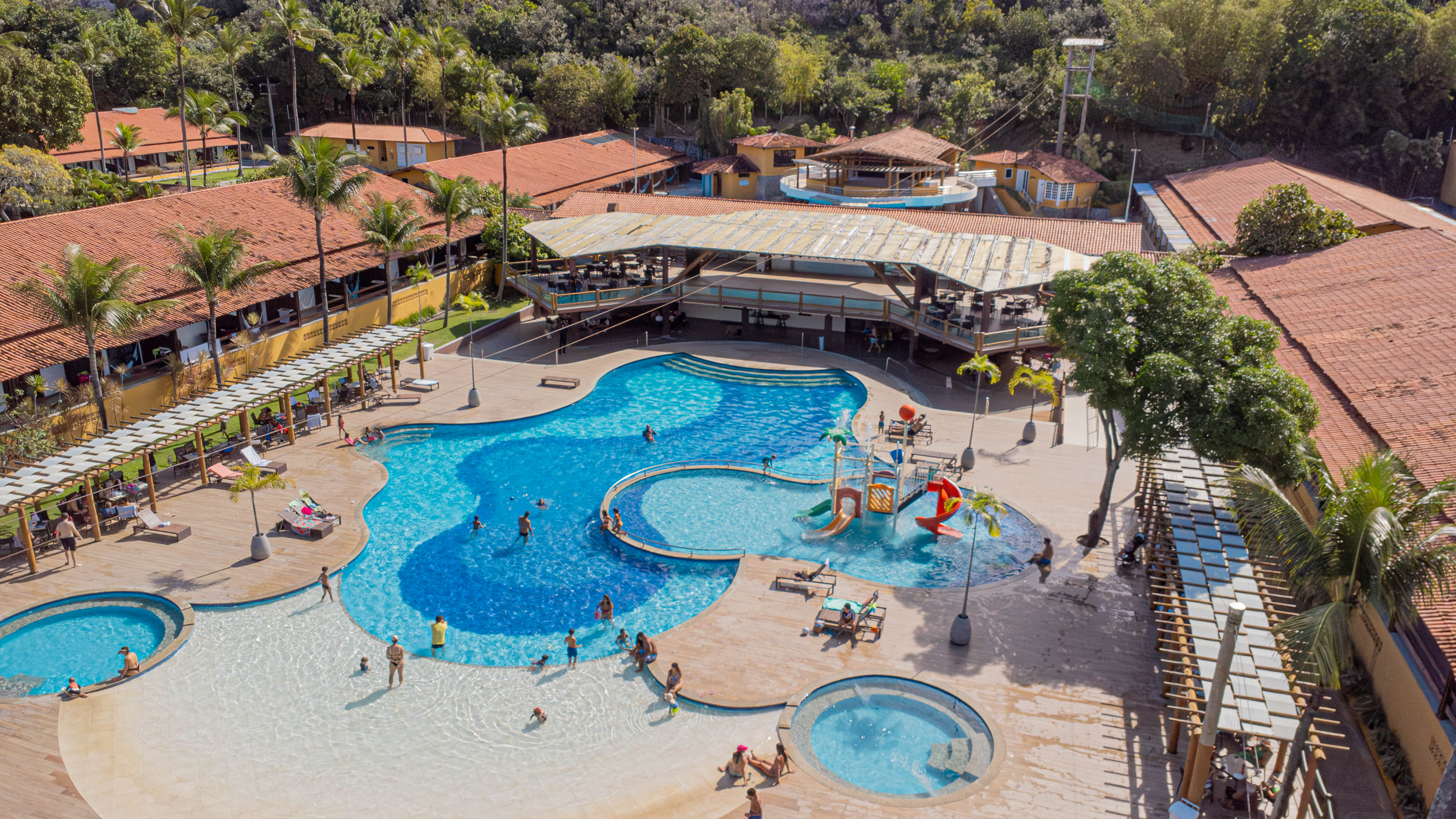 Vista aérea da piscina do Porto Seguro Praia Resort com tobogã e área infantil em Porto Seguro Bahia